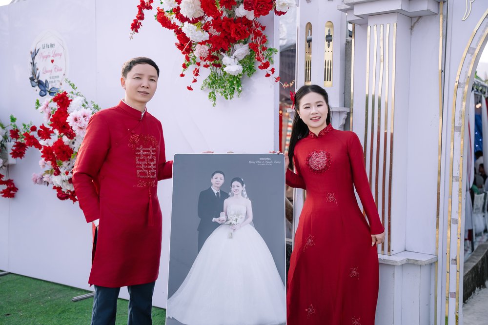 Ảnh cưới studio cô dâu chú rể tạo dáng trong studio