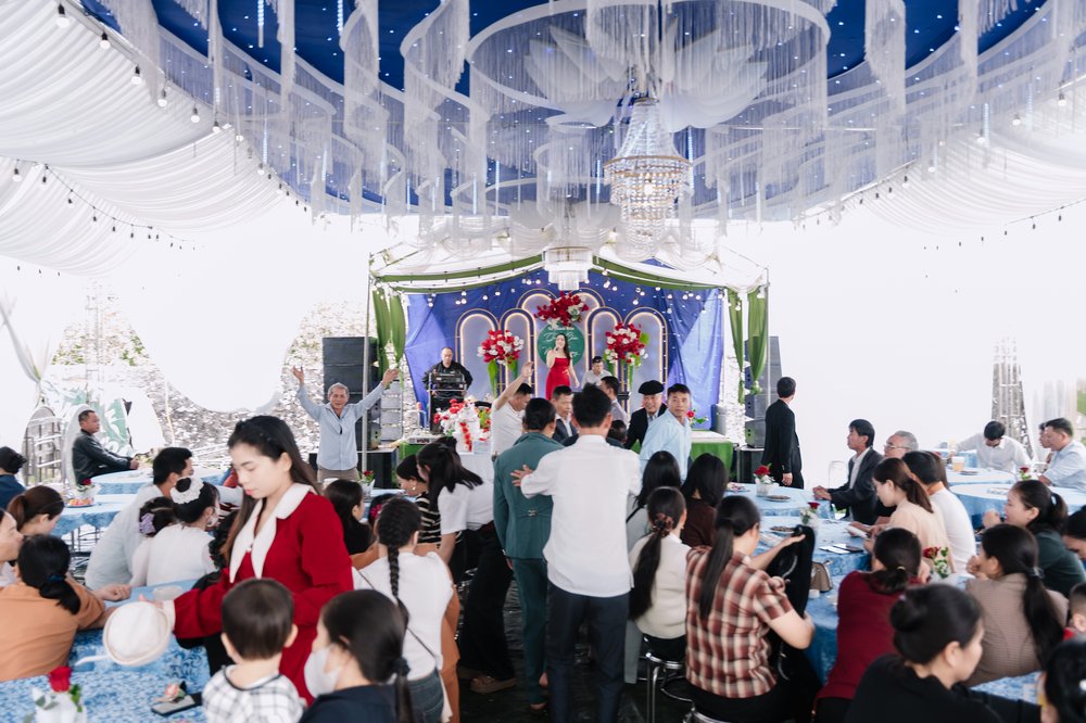 Ảnh cưới studio ánh sáng mềm